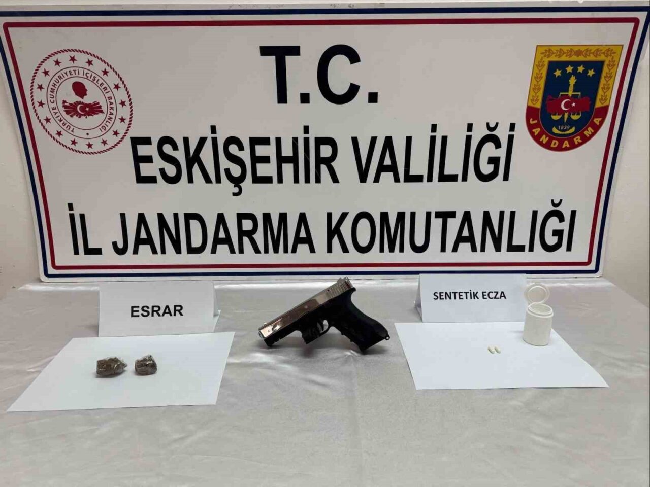 Eskişehir'de jandarma, Seyitgazi ilçesinde bir kişiye ait ev ve üzerinde