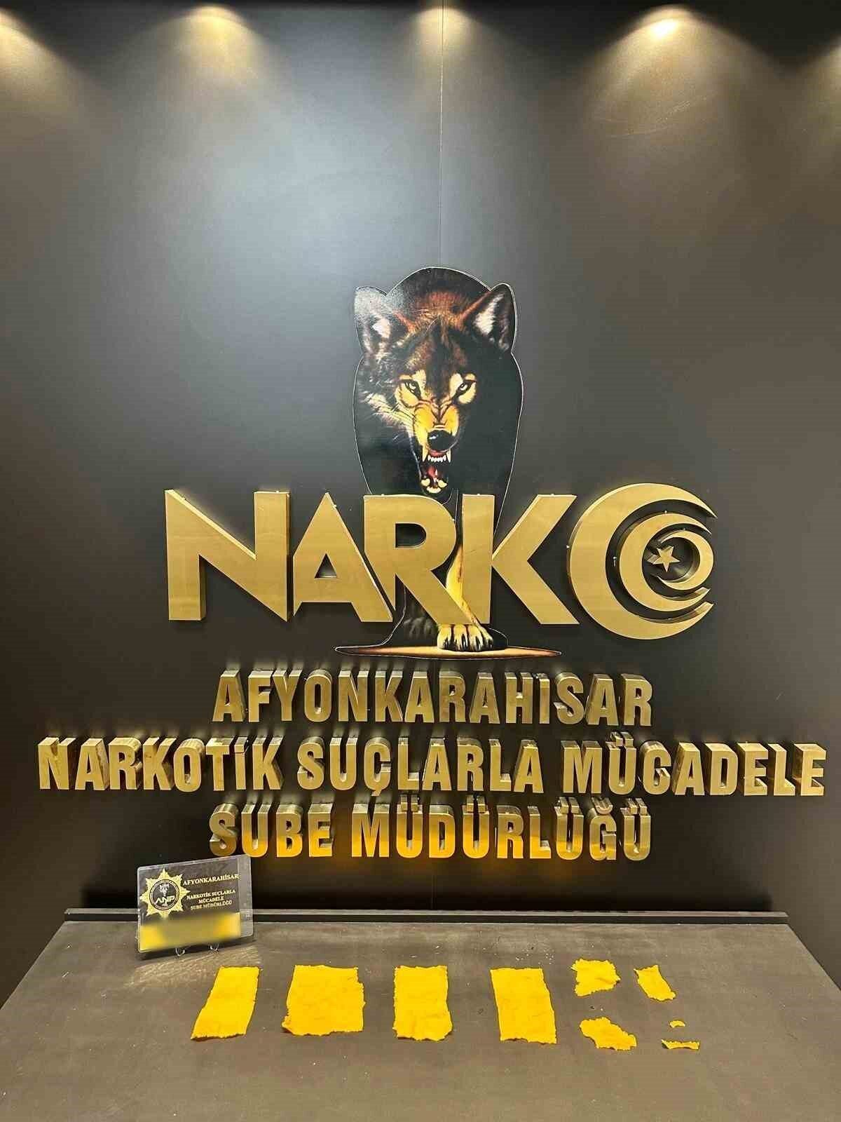 Afyonkarahisar'da düzenlenen uygulamada, şüpheli bir otomobilde peçetelere emdirilmiş uyuşturucu maddeler