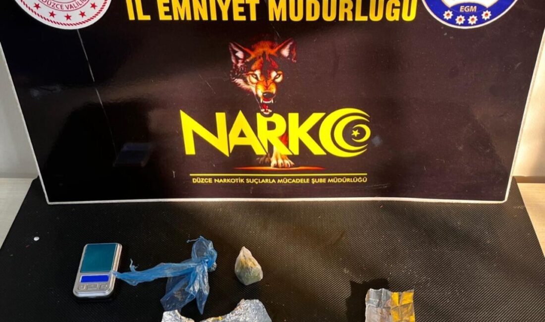 Düzce’de Uyuşturucu Operasyonu: 17 Suç Kaydı Bulunan E.D. Tutuklandı Düzce'de narkotik ekipleri, 17 suç kaydı olan E.D. adlı şahsı