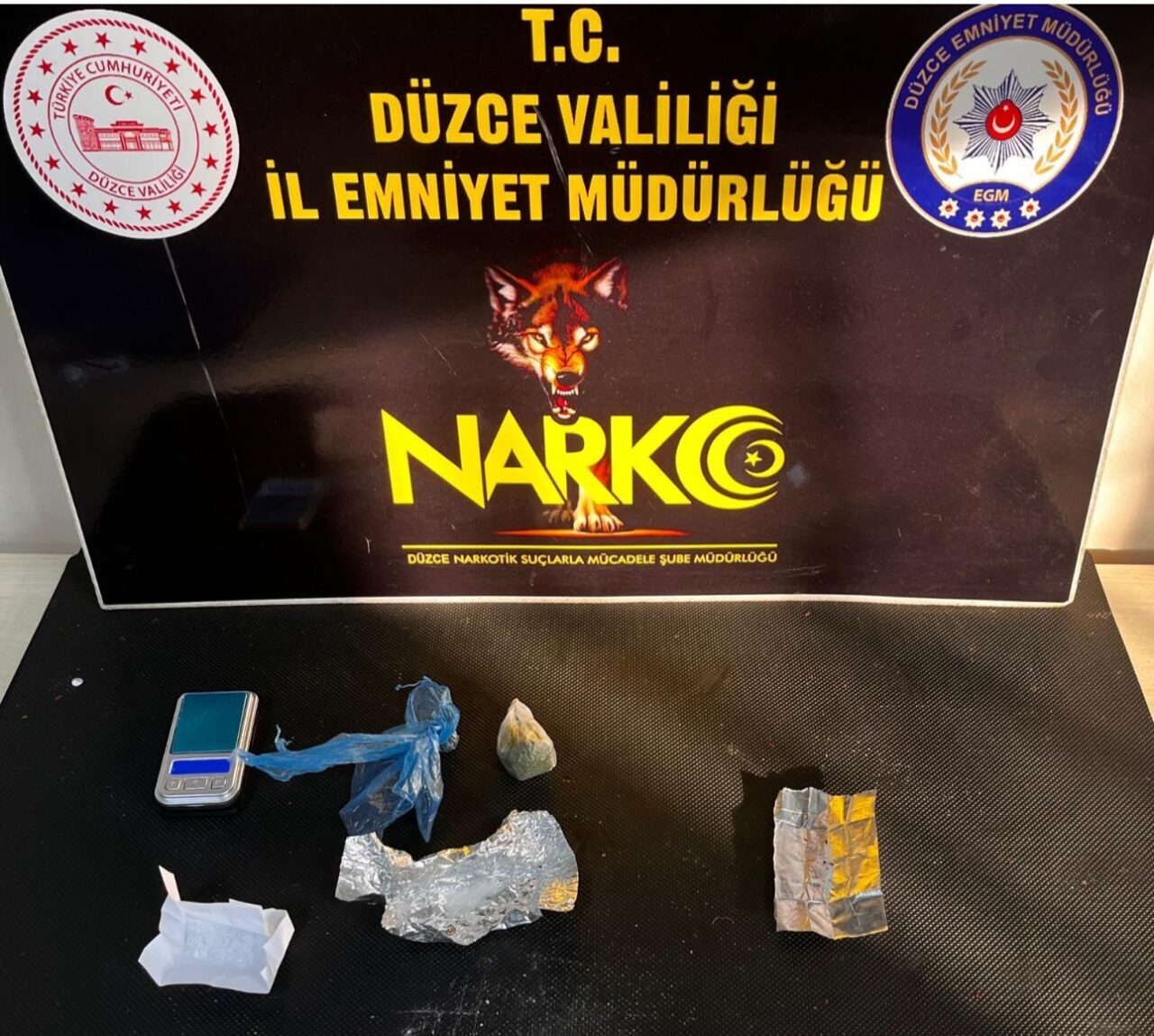 Düzce'de narkotik ekipleri, 17 suç kaydı olan E.D. adlı şahsı
