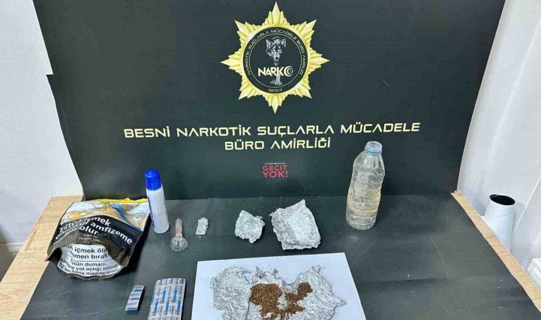 Besni’de Uyuşturucu Operasyonunda Gözaltına Alınan Şüpheli Tutuklandı Adıyaman'ın Besni ilçesinde gerçekleştirilen uyuşturucu operasyonunda F.T. tutuklandı. Narkotik Büro