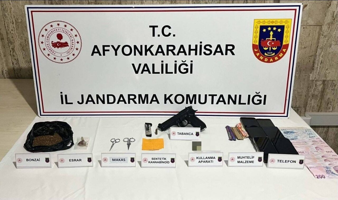 Afyonkarahisar’ın Emirdağ ilçesinde jandarma, uyuşturucu operasyonu düzenledi. Yapılan baskınlarda 20
