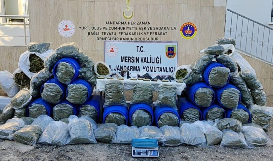Mersin’de Uyuşturucu Operasyonunda Yüzlerce Kilo Madde ve Silah Ele Geçirildi, 4 Gözaltı 3 Tutuklama Mersin'de jandarma, uyuşturucu satıcılarına yönelik gerçekleştirdiği operasyonda 220 kg esrar,