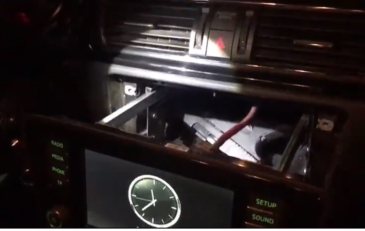 İzmir'de narkotik polisleri, uyuşturucu temin eden S.Ş.'nin aracıyla düzenlediği operasyon