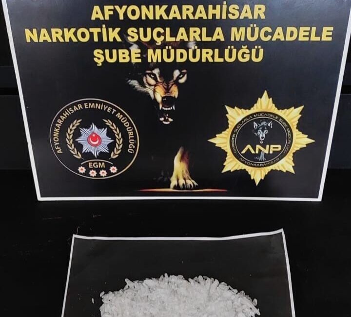 Afyonkarahisar'daki şehirlerarası otogarda, polis ekipleri şüphelendikleri C.K. ve A.Ö.'yü durdurdu.