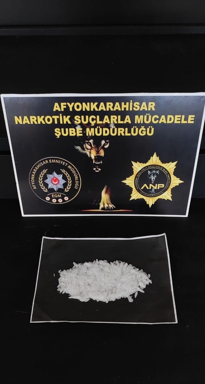 Afyonkarahisar'daki şehirlerarası otogarda, polis ekipleri şüphelendikleri C.K. ve A.Ö.'yü durdurdu.