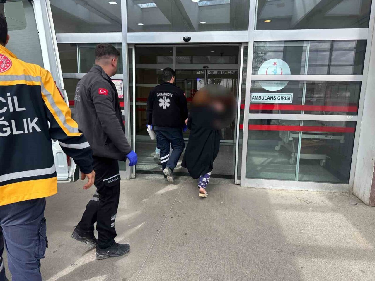 Adıyaman'da 7 aylık A.A., evde çaydanlığın devrilmesiyle sıcak suyla yaralandı.