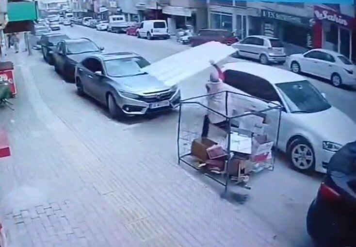 Mustafakemalpaşa'da etkili rüzgar, Balıkesir Caddesi'nde bir binadan kopan eternit parçalarının