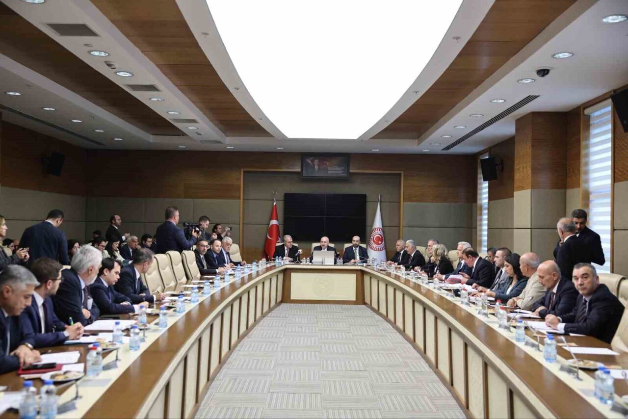 Bayındırlık, İmar, Ulaştırma ve Turizm Komisyonu, Adil Karaismailoğlu başkanlığında toplanarak,