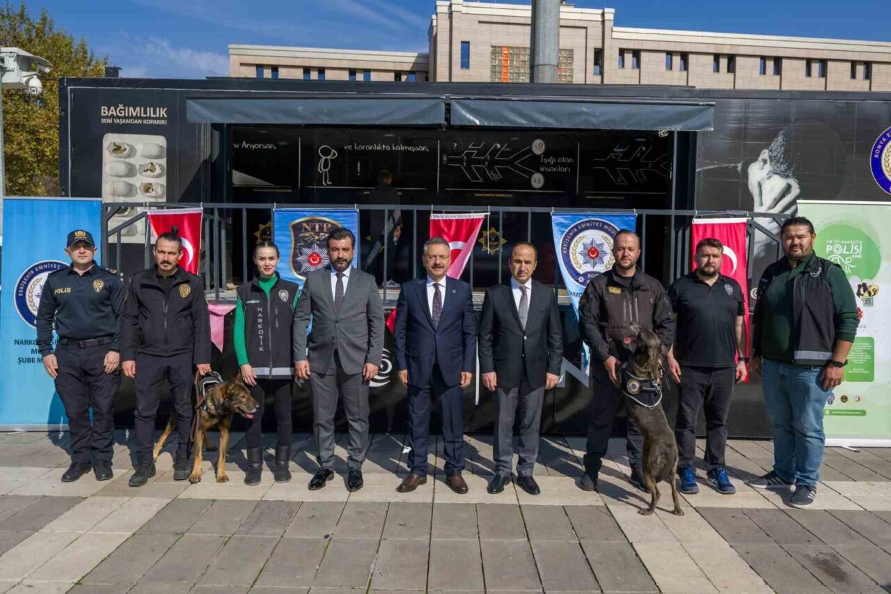Eskişehir'de uyuşturucu ile mücadele kapsamında Valilik Meydanı'na gelen Narko Tırı'nı