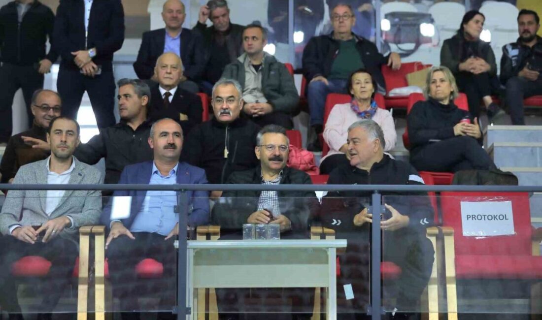 Eskişehir Valisi Hüseyin Aksoy, Porsuk Kapalı Spor Salonu'nda gerçekleşen Türkiye