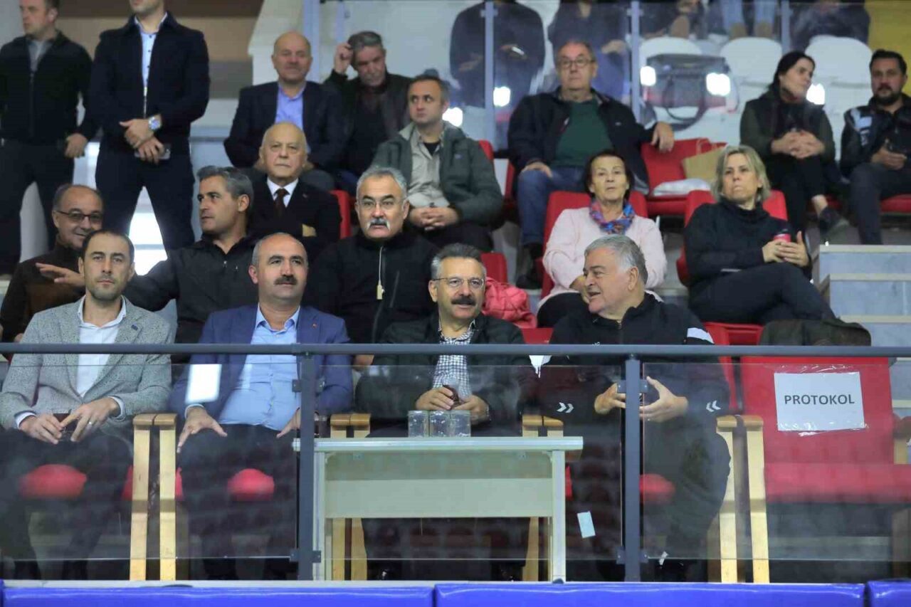 Eskişehir Valisi Hüseyin Aksoy, Porsuk Kapalı Spor Salonu'nda gerçekleşen Türkiye