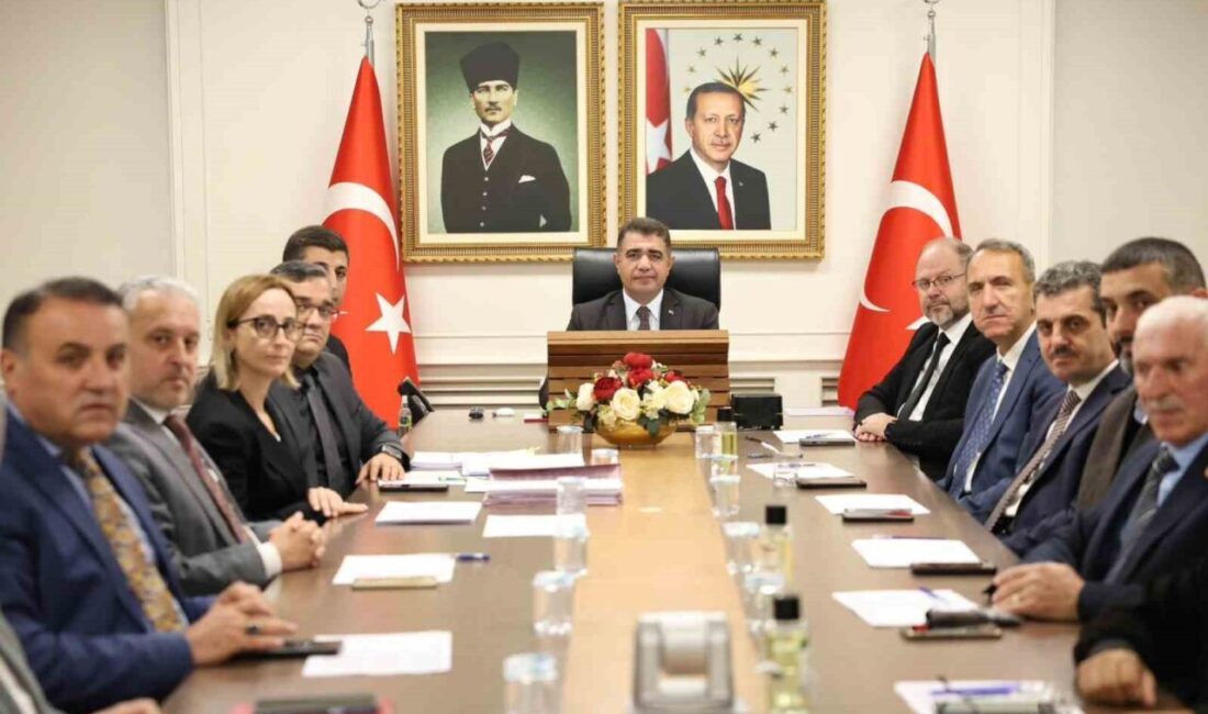 Düzce Valisi Selçuk Aslan, Sosyal Yardımlaşma Vakfı’nın 2025 yılına ait 372 milyon 585 bin TL’lik destek ödemesini açıkladı Düzce Valisi Selçuk Aslan, 2025 yılı içerisinde Düzce'de 372 milyon