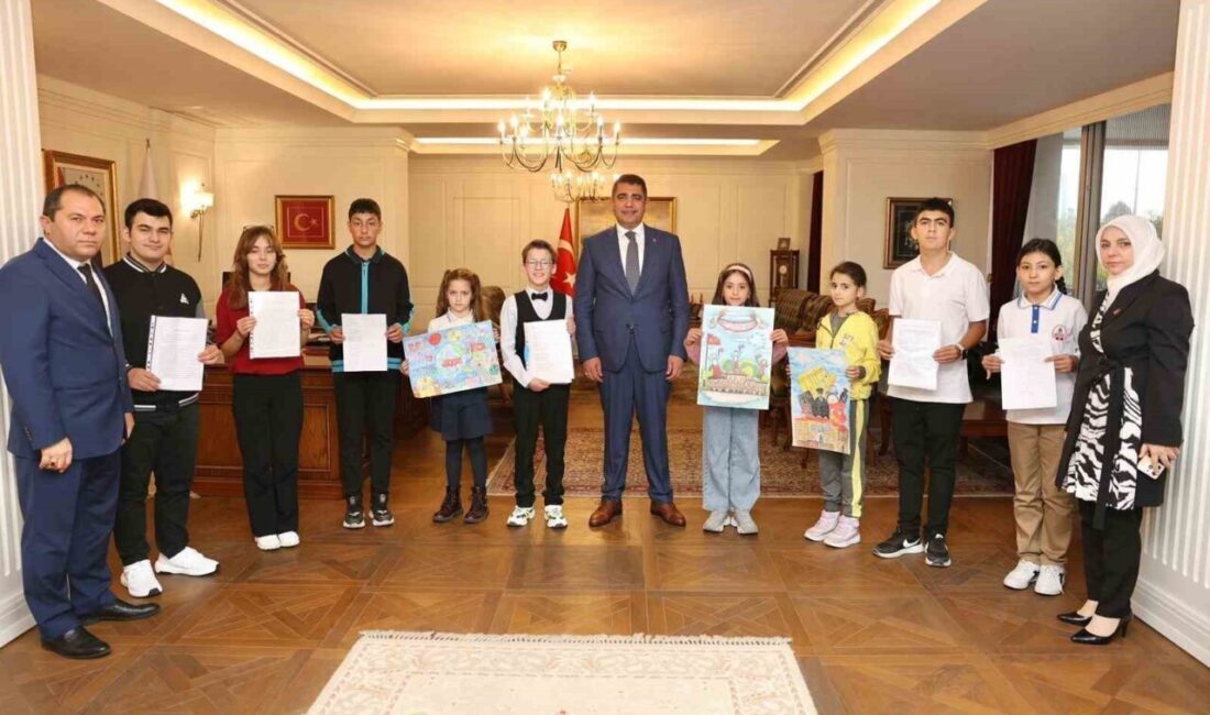 Düzce Valisi Selçuk Aslan, Cumhuriyet Bayramı Yarışmalarında Başarılı Olan Öğrencileri Ağırladı Düzce Valisi Selçuk Aslan, 29 Ekim Cumhuriyet Bayramı etkinlikleri kapsamında