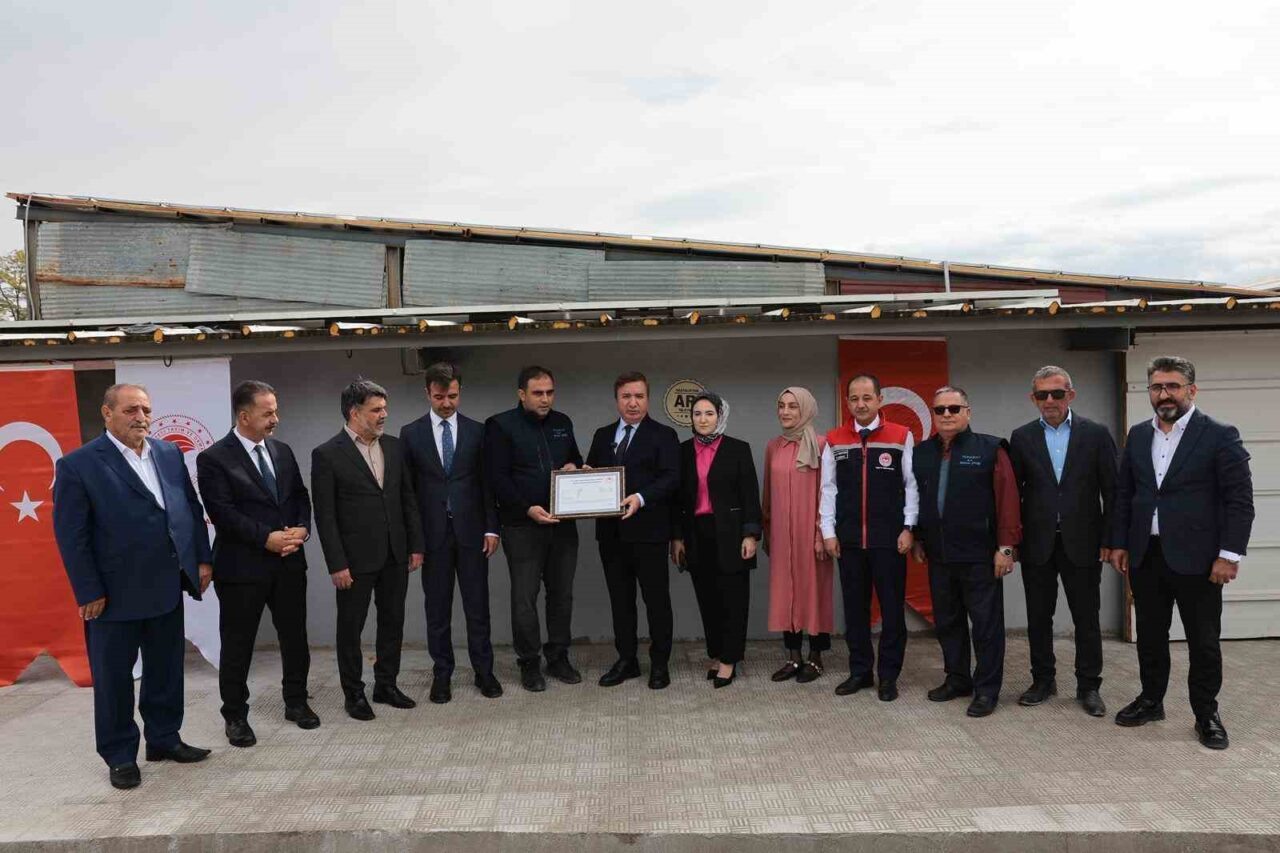 Erzincan Valisi Hamza Aydoğdu, hastalıktan ari işletme statüsü kazanan Yusuf