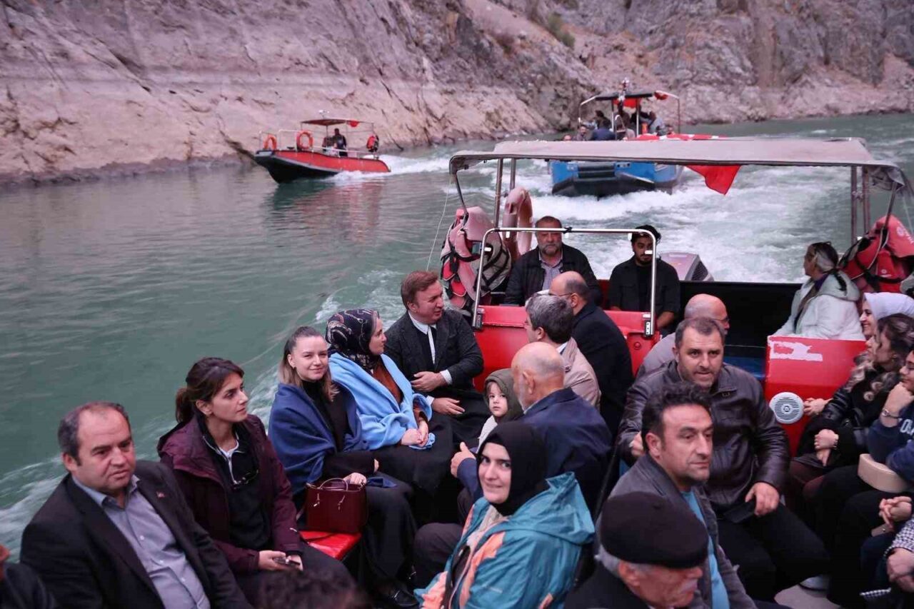 Erzincan Valisi Hamza Aydoğdu, eşi Emine Aydoğdu ile birlikte Kemaliye