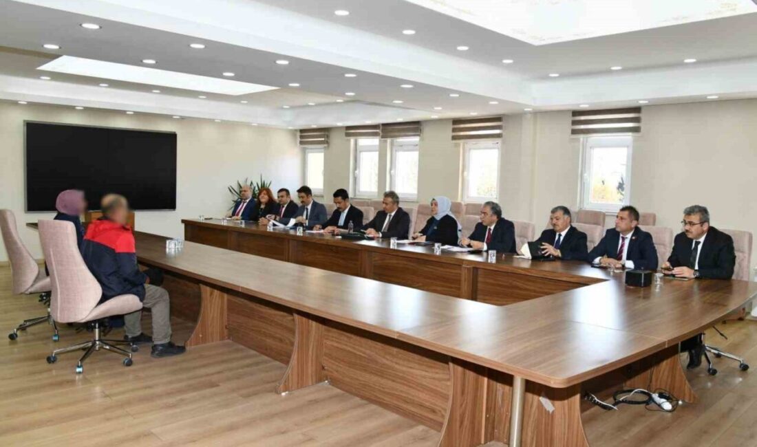 Ardahan Valisi Hayrettin Çiçek, Halk Gününde Vatandaşlarla Bir Araya Gelerek Talepleri Dinledi Ardahan Valisi Hayrettin Çiçek, halk gününde vatandaşlarla bir araya gelerek