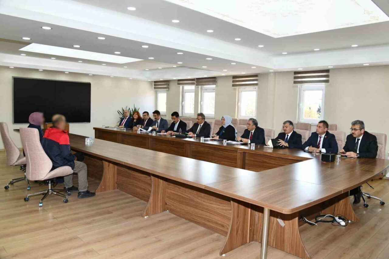 Ardahan Valisi Hayrettin Çiçek, halk gününde vatandaşlarla bir araya gelerek