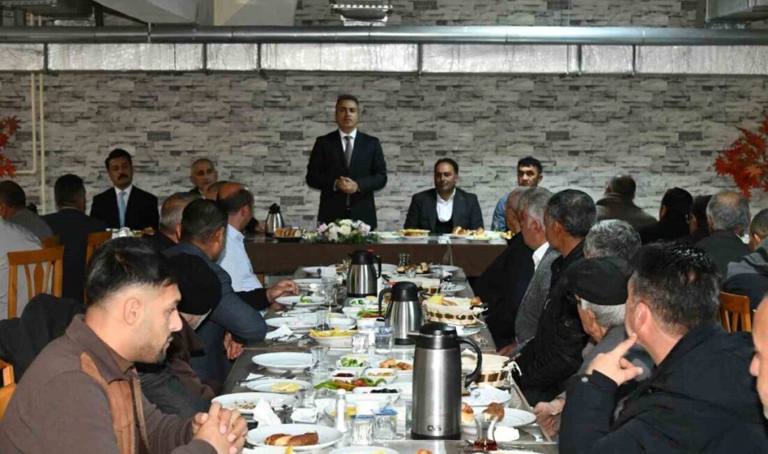 Ardahan’da Muhtarlar Günü’nde Vali Çiçek’ten Anlamlı Mesajlar ve İstişareler Ardahan'da Vali Hayrettin Çiçek, 19 Ekim Muhtarlar Günü dolayısıyla muhtarlarla