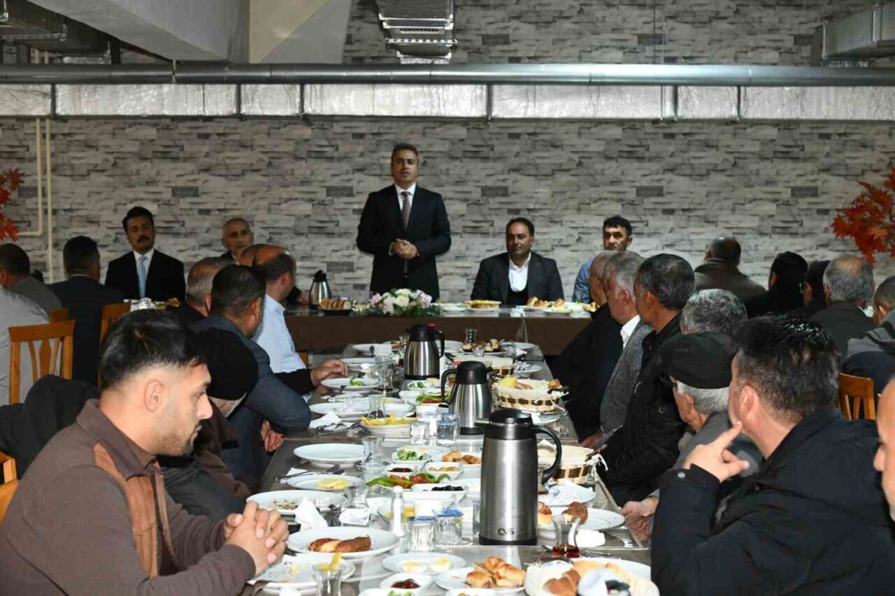 Ardahan'da Vali Hayrettin Çiçek, 19 Ekim Muhtarlar Günü dolayısıyla muhtarlarla