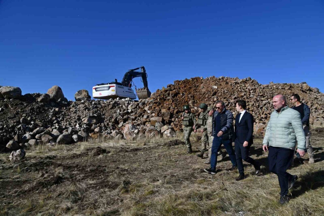 Ardahan Valisi Hayrettin Çiçek, Çıldır ilçesinde Gürcistan sınırı üzerinde sınır