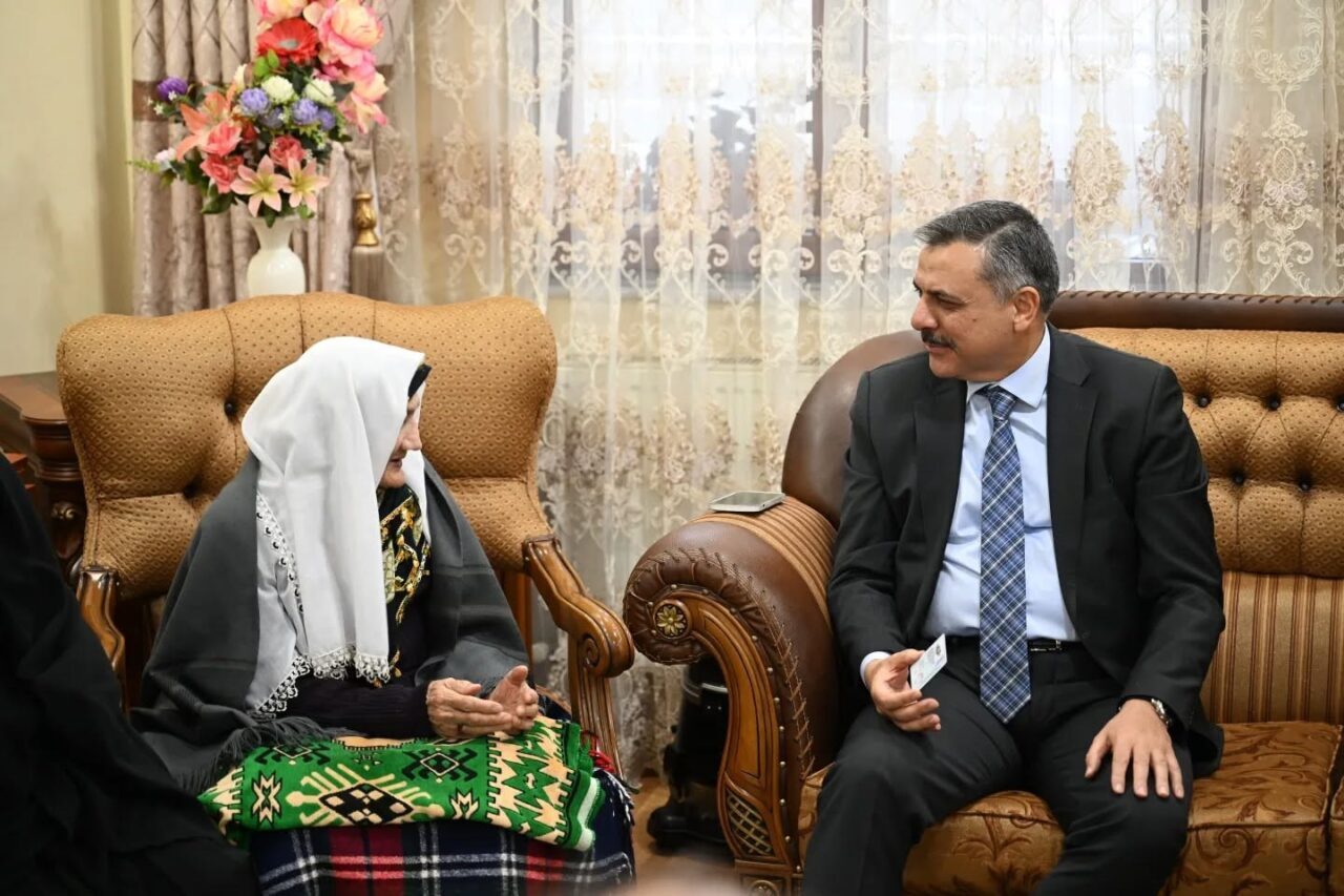 Erzurum Valisi Mustafa Çiftçi, 95 yaşındaki Şahteret Ateş'i ziyaret ederek