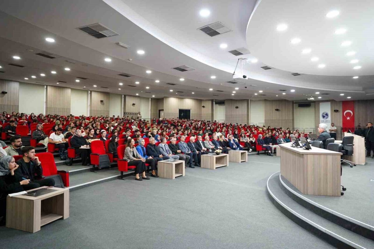 Sakarya Valisi Rahmi Doğan, Sakarya Üniversitesi'nde Siyaset Bilimi ve Kamu
