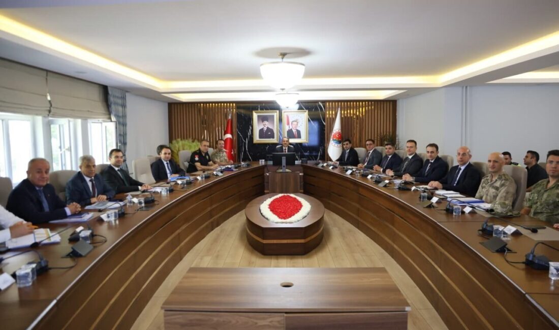 Şırnak’ta Eylül Ayı Güvenlik Toplantısı: Vali Ekici Huzurun Devam Ettiğini Belirtti Şırnak'ta Vali Birol Ekici başkanlığında düzenlenen asayiş toplantısında, şehrin güvenliği