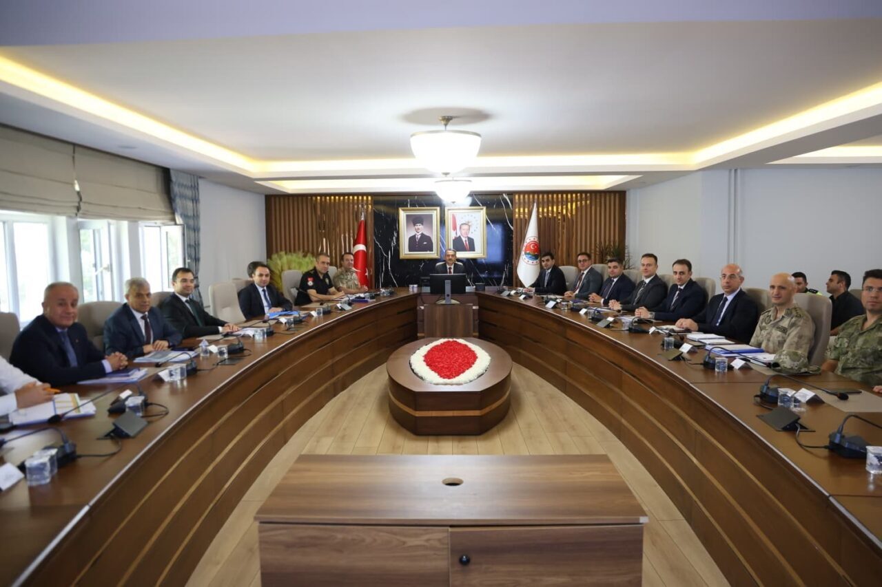 Şırnak'ta Vali Birol Ekici başkanlığında düzenlenen asayiş toplantısında, şehrin güvenliği