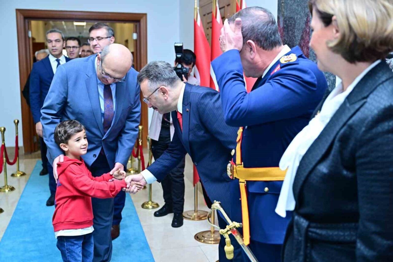 Eskişehir’de, Türkiye Cumhuriyeti’nin 102. kuruluş yılı dolayısıyla tebrikat töreni gerçekleştirildi.