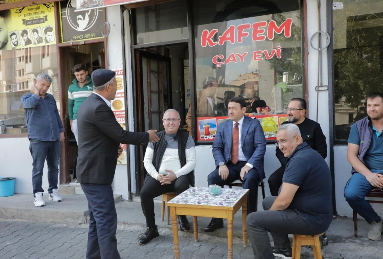 Kütahya Valisi Musa Işın, Balıklı Mahallesi'nde esnaf ve vatandaşlarla bir