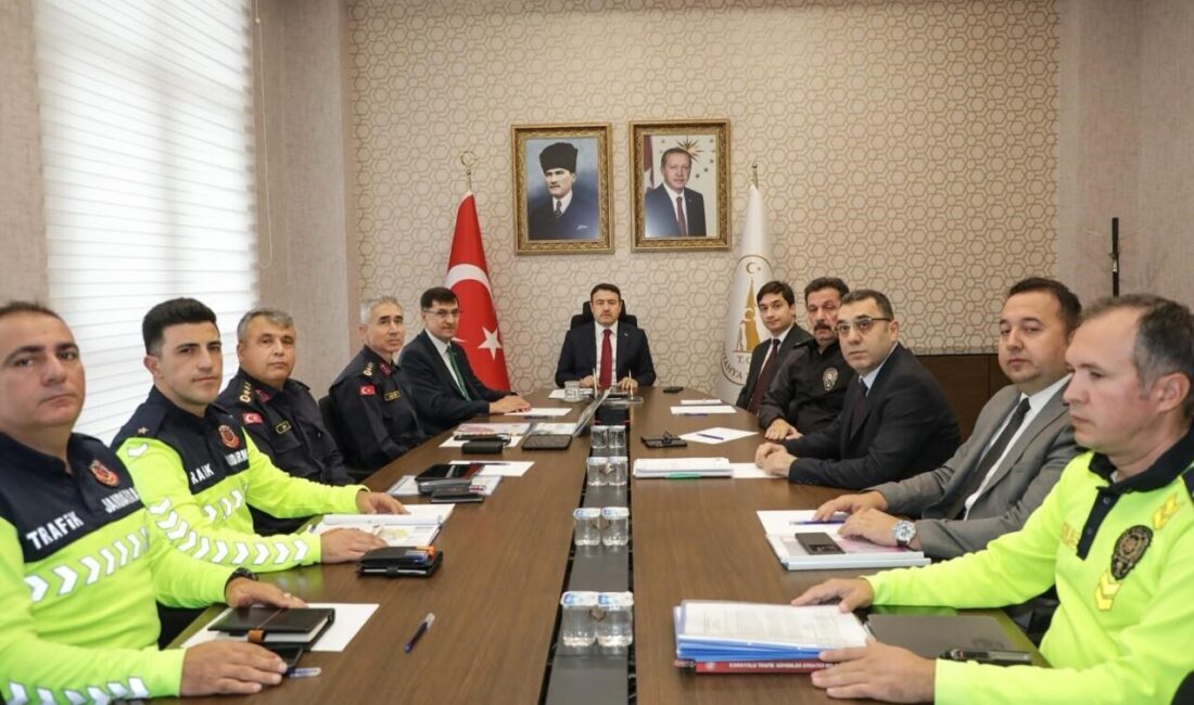 Kütahya’da Karayolu Trafik Güvenliği Üzerine Önemli Toplantı Gerçekleştirildi Kütahya Valisi Musa Işın, İçişleri Bakanı Ali Yerlikaya ve Ulaştırma
