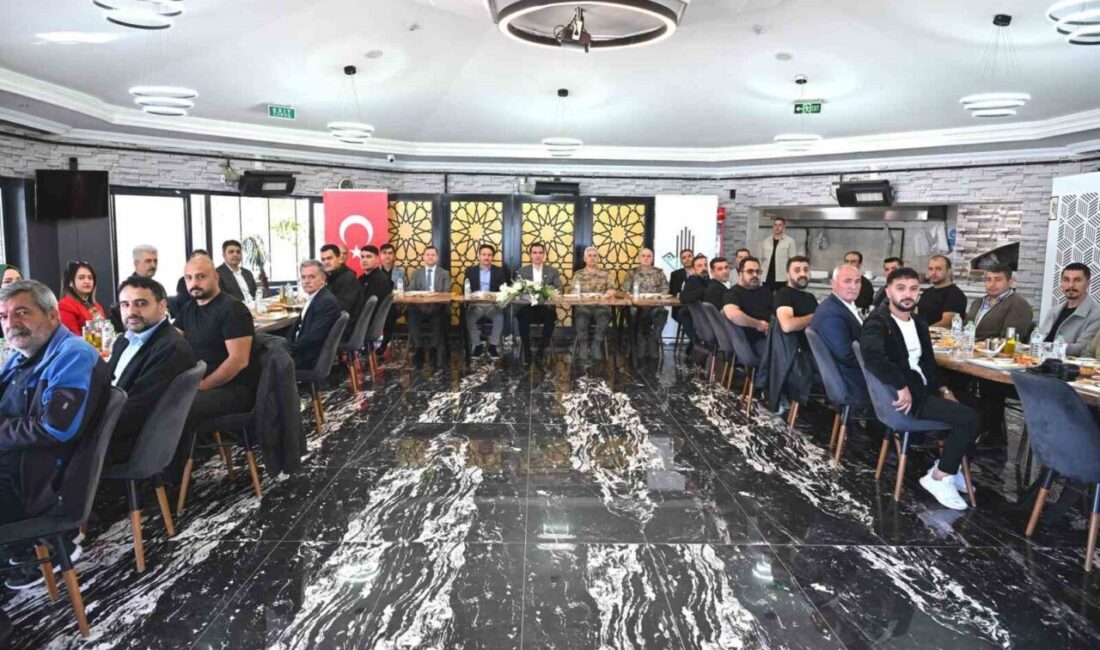 Bitlis Valisi Ahmet Karakaya, Tatvan Polisevi'nde basın mensuplarıyla bir araya
