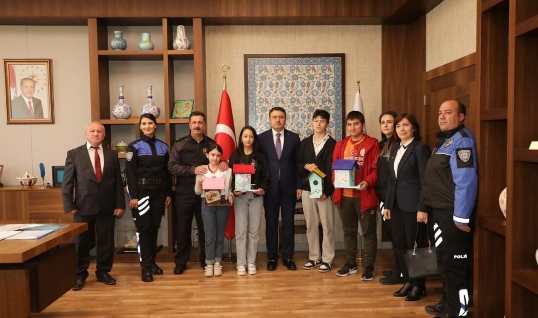 Kütahya Valisi Musa Işın, özel eğitim öğrencileri ile emniyet mensuplarını makamında ağırladı Kütahya Valisi Musa Işın, özel eğitim öğrencileri ve emniyet mensuplarını