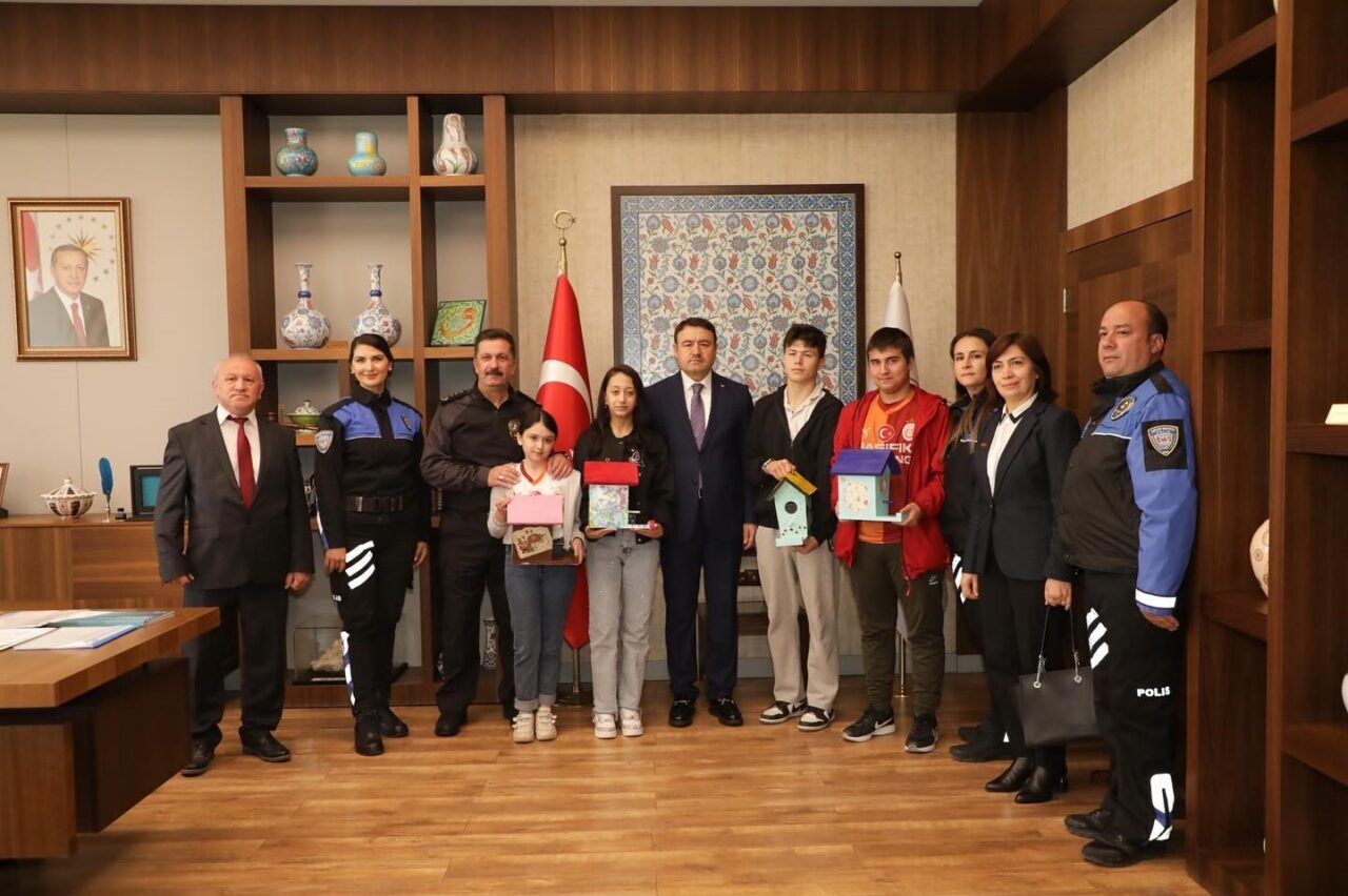 Kütahya Valisi Musa Işın, özel eğitim öğrencileriyle buluşarak onların eserlerini