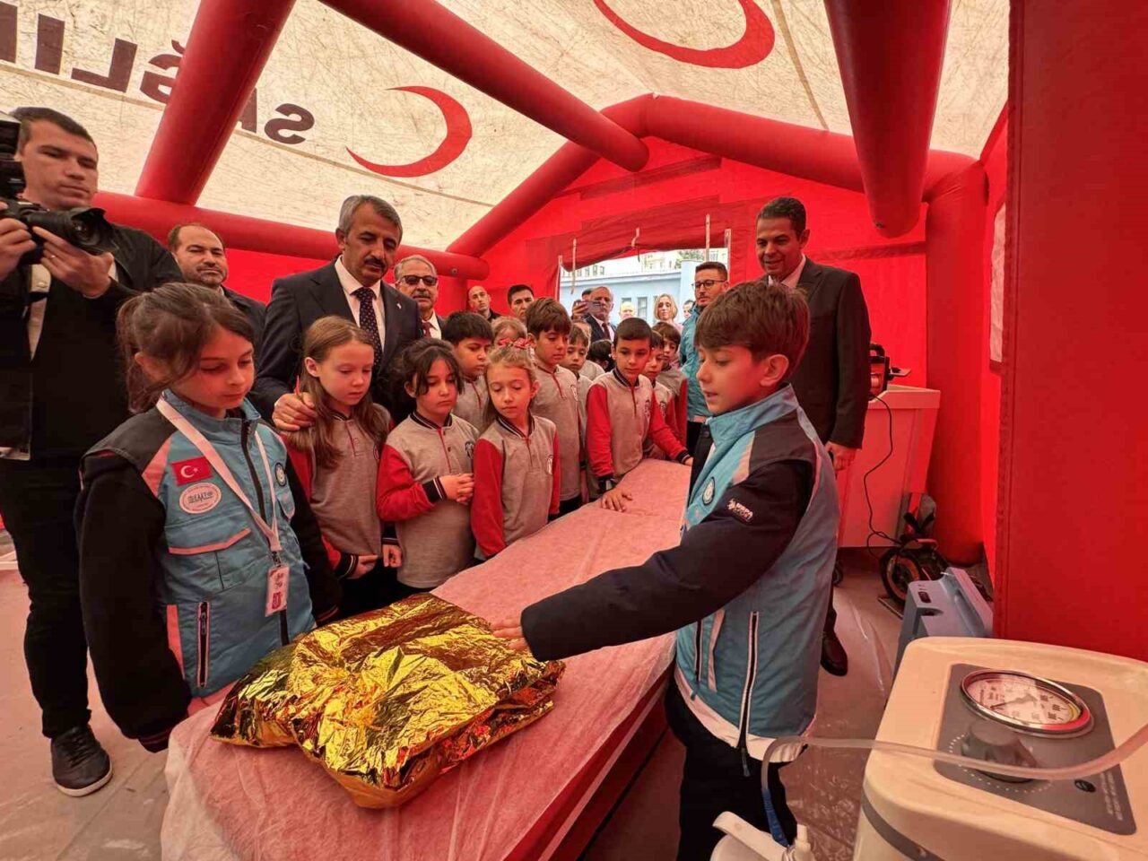 Edirne Valisi Yunus Sezer, Plevne İlköğretim Okulu'nda düzenlenen 'Sağlıklı Çocuk,