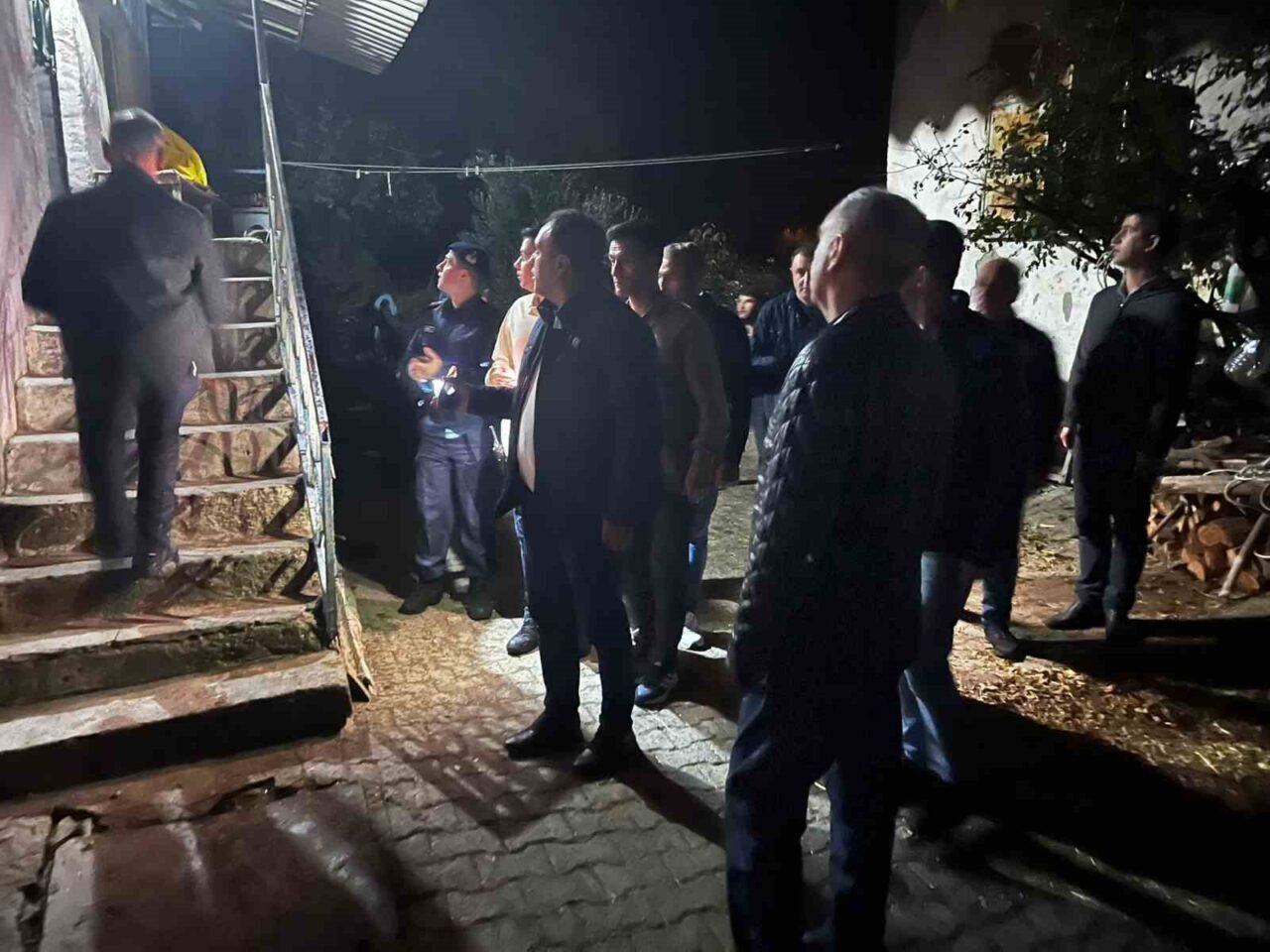 Manisa Valisi Vahdettin Özkan, Balıkesir'in Sındırgı ilçesindeki deprem sonrası Gördes'te