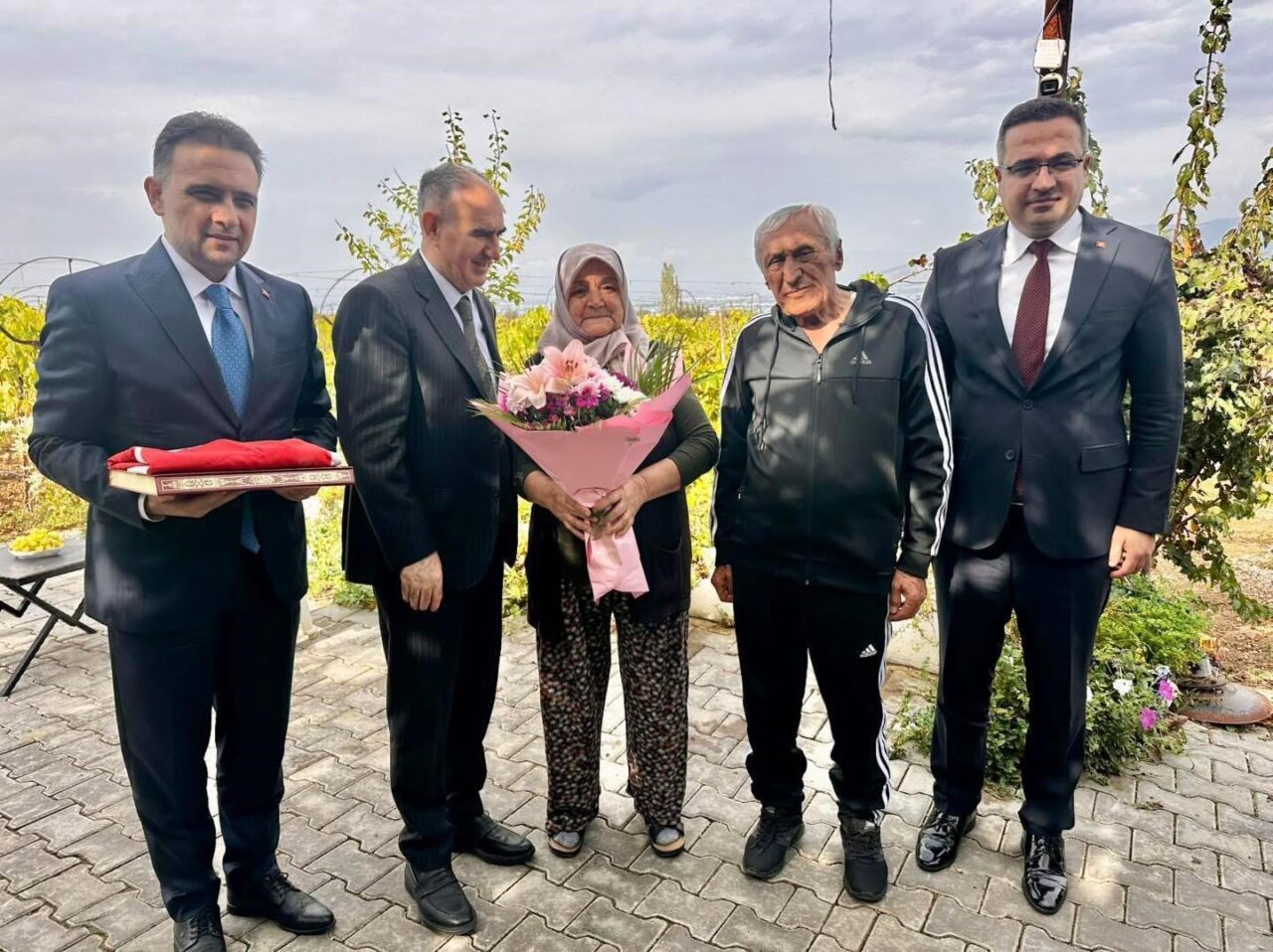 Manisa Valisi Vahdettin Özkan, AK Parti Milletvekili Murat Baybatur ile