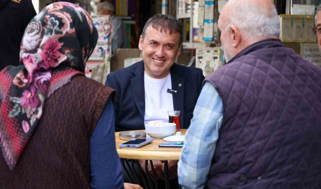 Bilecik Valisi Faik Oktay Sözer, şehir merkezinde esnaf ve halk