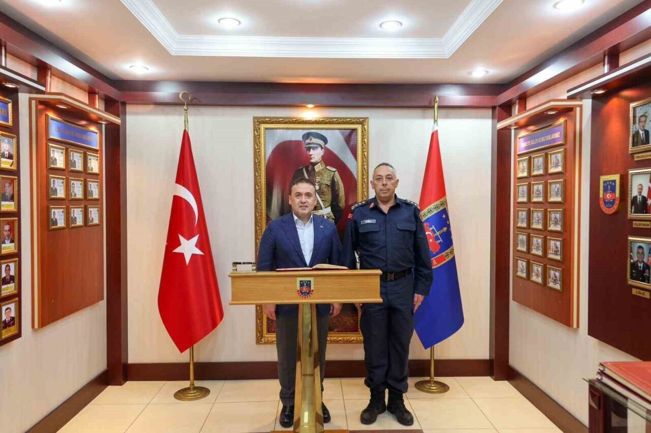 Bilecik Valisi Faik Oktay Sözer, İl Jandarma Komutanlığı'nı ziyaret etti.