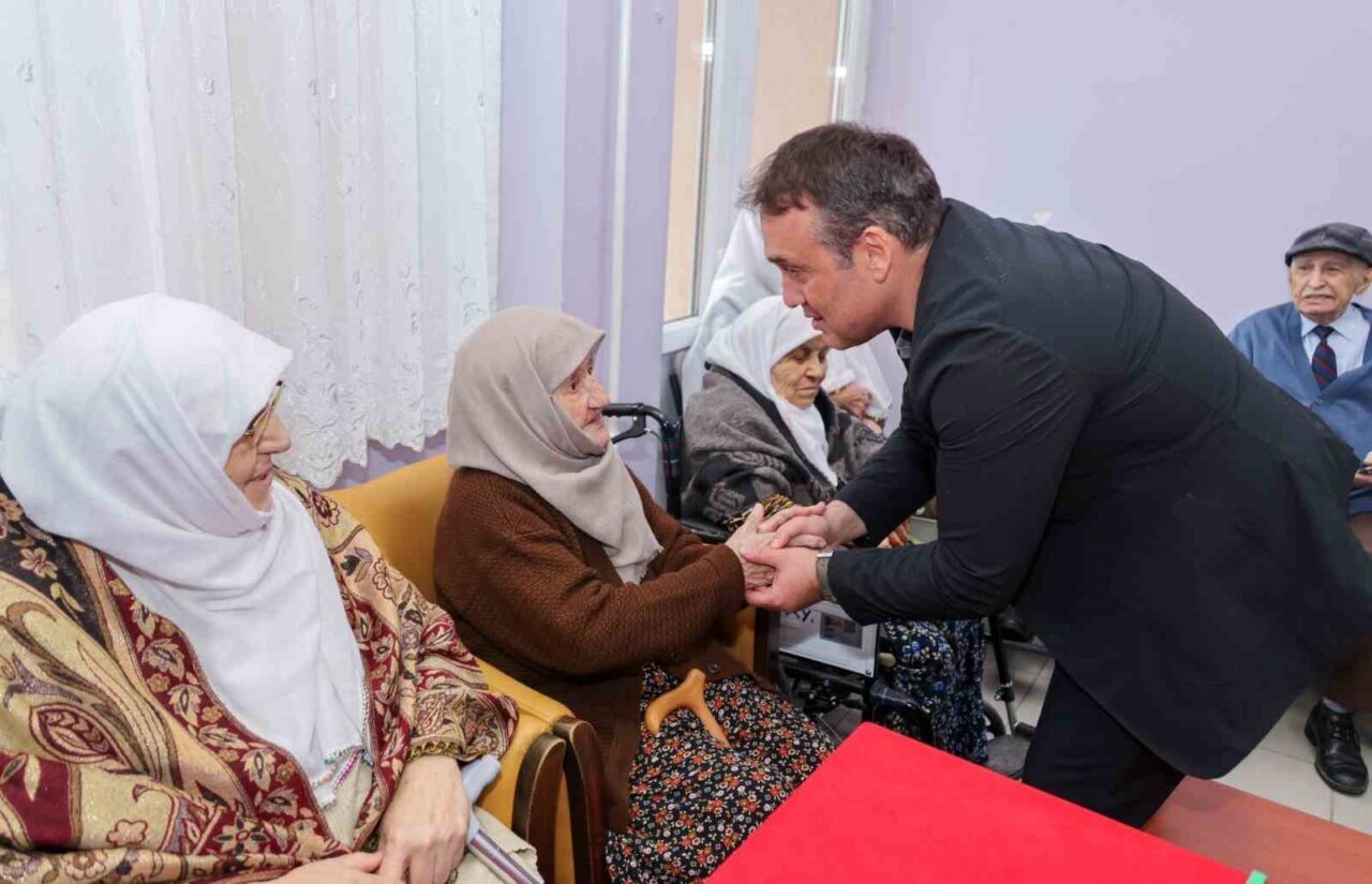 Bilecik Valisi Faik Oktay Sözer, huzurevini ziyaret ederek sakinlerle bir