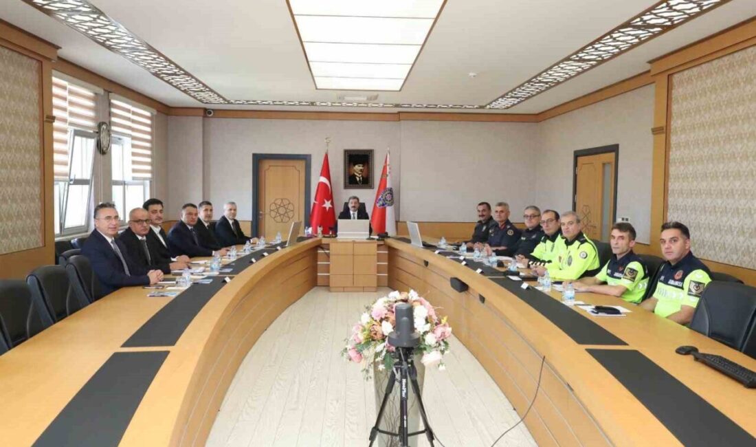 Samsun'da düzenlenen iş birliği toplantısında, Vali Orhan Tavlı, karayollarındaki hız
