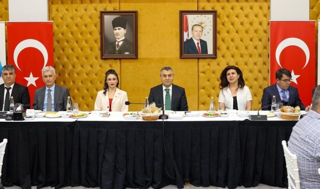 Mersin Valisi Atilla Toros, 19 Ekim Muhtarlar Günü etkinliğinde muhtarlarla