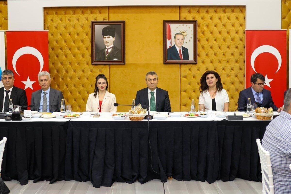 Mersin Valisi Atilla Toros, 19 Ekim Muhtarlar Günü etkinliğinde muhtarlarla