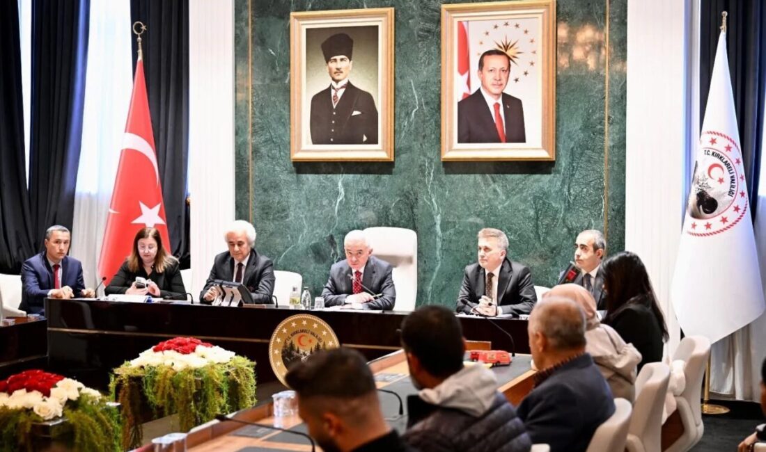 Kırklareli Valisi Uğur Turan, Vatandaşlarla Değerlendirme Toplantısı Gerçekleştirdi Kırklareli Valisi Uğur Turan, valilikte randevu talep eden vatandaşlarla buluştu.