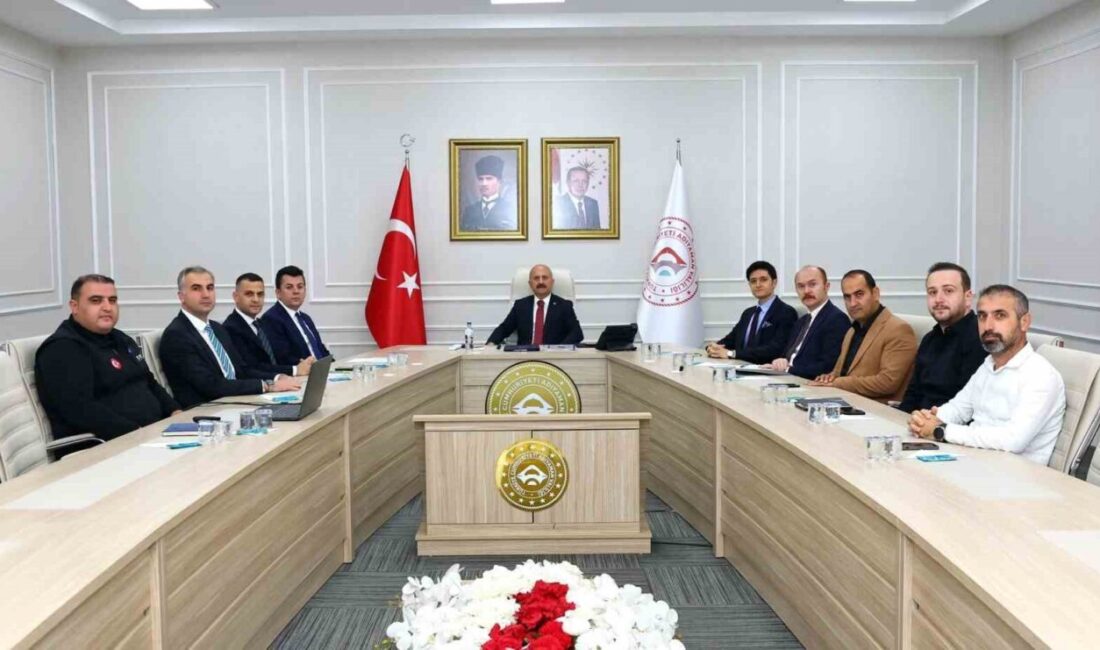 Adıyaman’da Deprem Konutları İçin Değerlendirme Toplantısı Gerçekleştirildi Adıyaman'da Vali Osman Varol'un başkanlığında düzenlenen toplantıda, deprem konutları ve