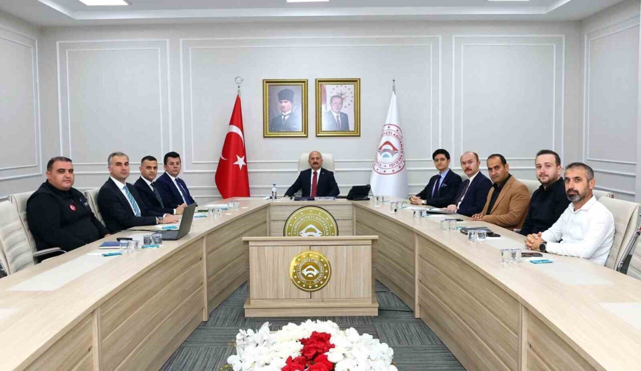 Adıyaman'da Vali Osman Varol'un başkanlığında düzenlenen toplantıda, deprem konutları ve