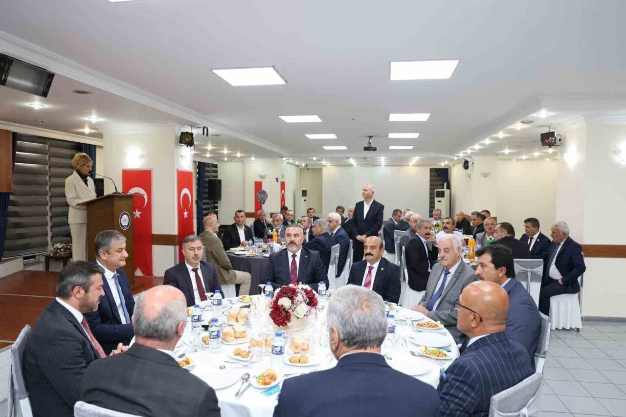 Karabük Valisi Mustafa Yavuz, Muhtarlar Günü'nde muhtarlarla bir araya geldi.