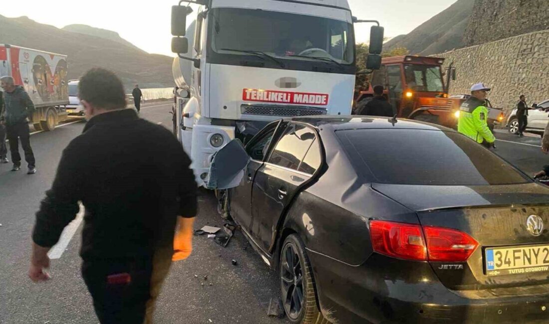 Van-Hakkari karayolunda meydana gelen trafik kazasında 3 kişi hayatını kaybetti,