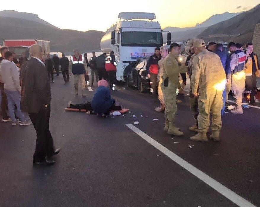 Van-Hakkari karayolunda bir otomobil ile tırın çarpışması sonucu A.K. ve